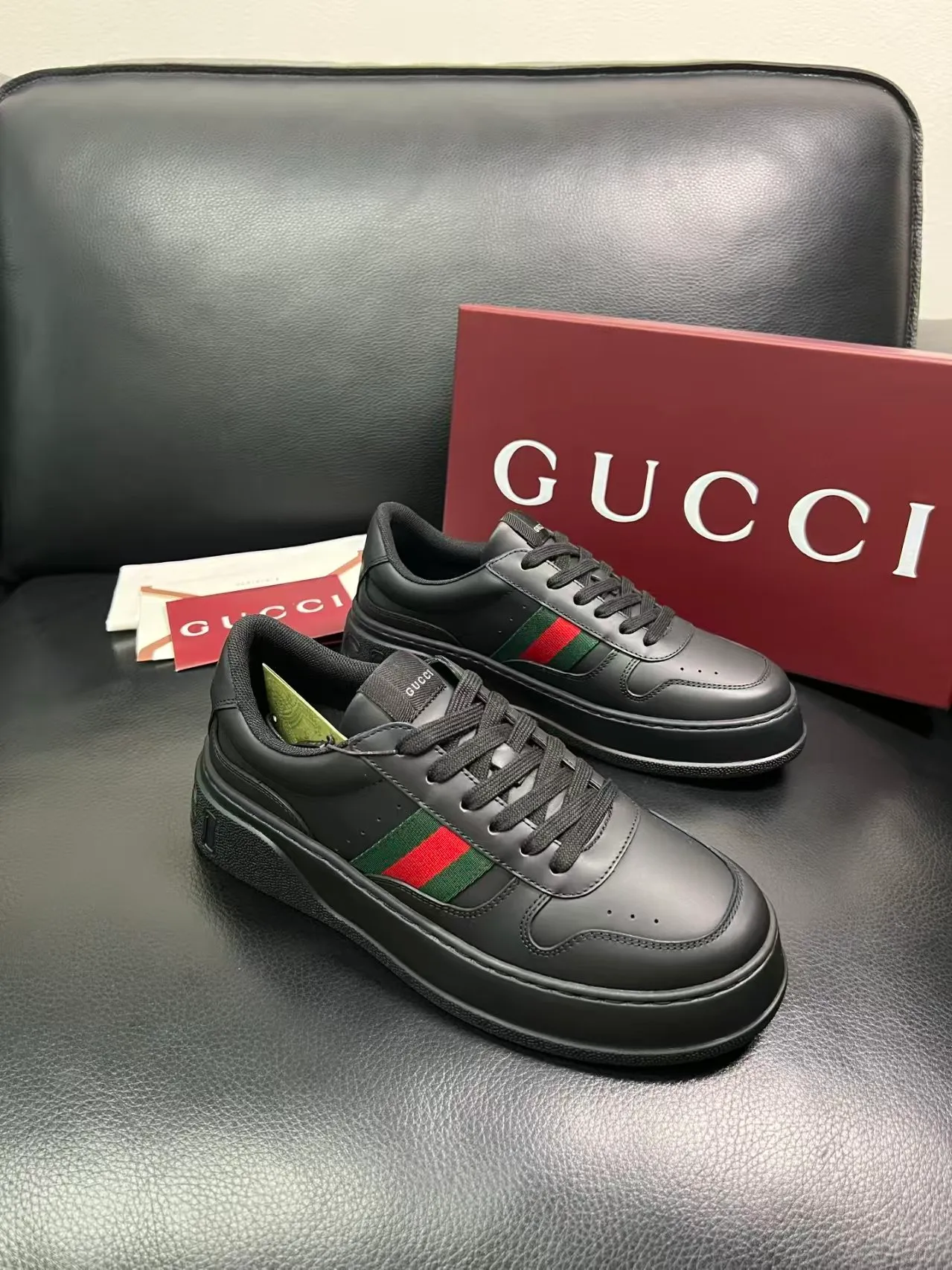 P420 new men's shoes GUCCI [Lightning] latest shoes are shipped. Original quality, fashionable, special materials, inner mesh, brand new packaging. The foot feels super comfortable and the workmanship is impeccable. Size: 38-45
